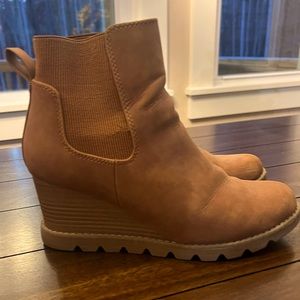 Universal Thread Chelsea Wedge Boots